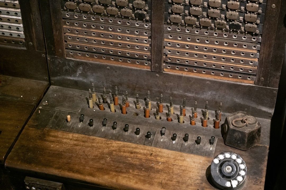 Close-up van een oude houten orgelconsole met schakelaars en bedrading